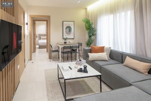 Apartamento estándar, 2 habitaciones | Zona de estar | Smart TV de 50 pulgadas con canales por satélite