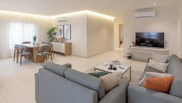 Appartement, 3 chambres | Coin séjour | TV connectée de 50 pouces avec chaßnes par satellite