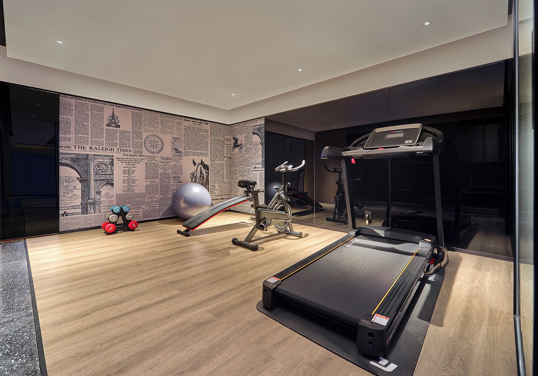Ett modernt gym med löpband, crosstrainer och motionscykel.