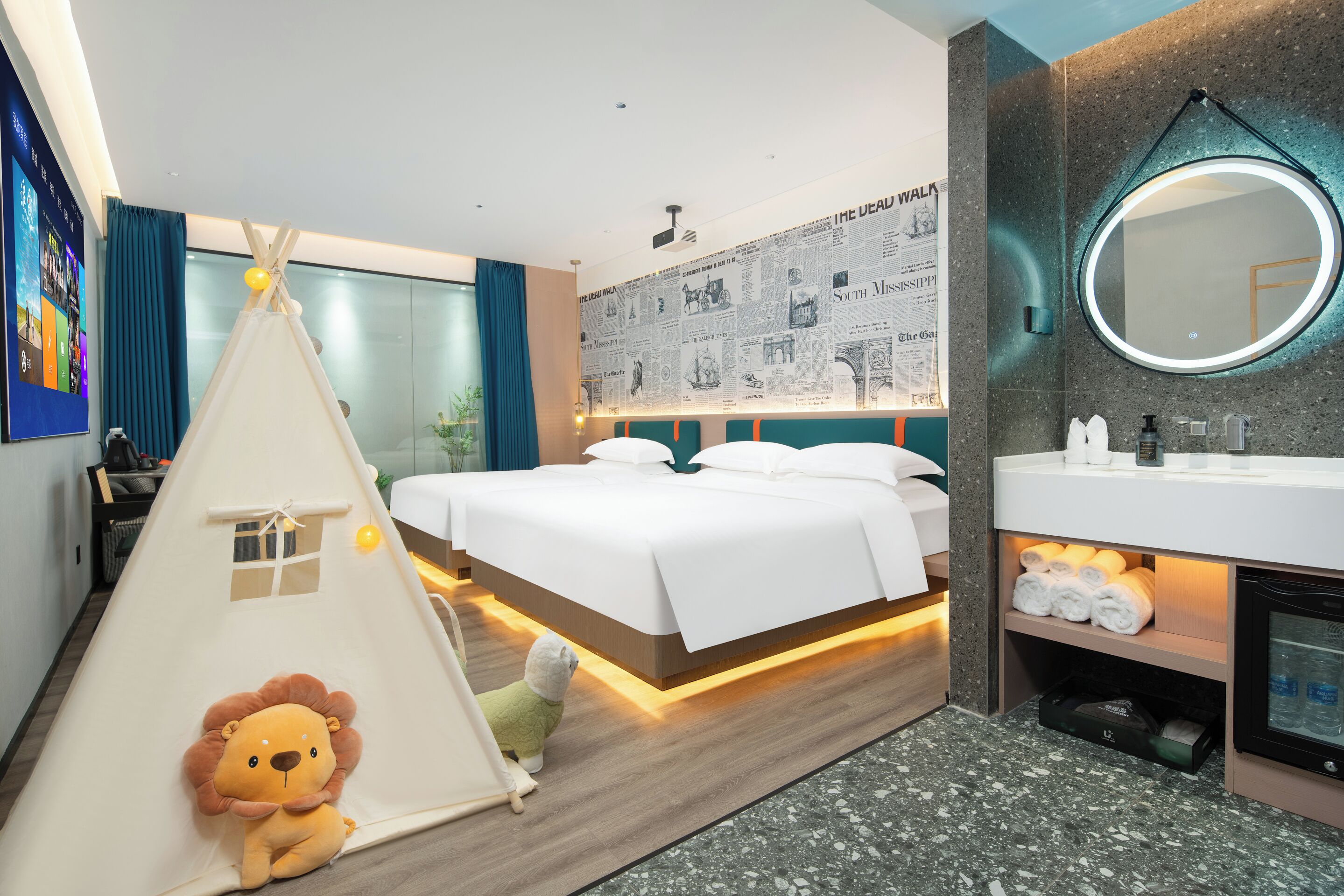 Chambre Familiale avec lits jumeaux, plusieurs lits | Articles gratuits dans le mini-bar, rideaux occultants