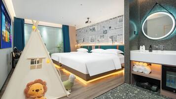 Chambre Familiale avec lits jumeaux, plusieurs lits | Articles gratuits dans le mini-bar, rideaux occultants