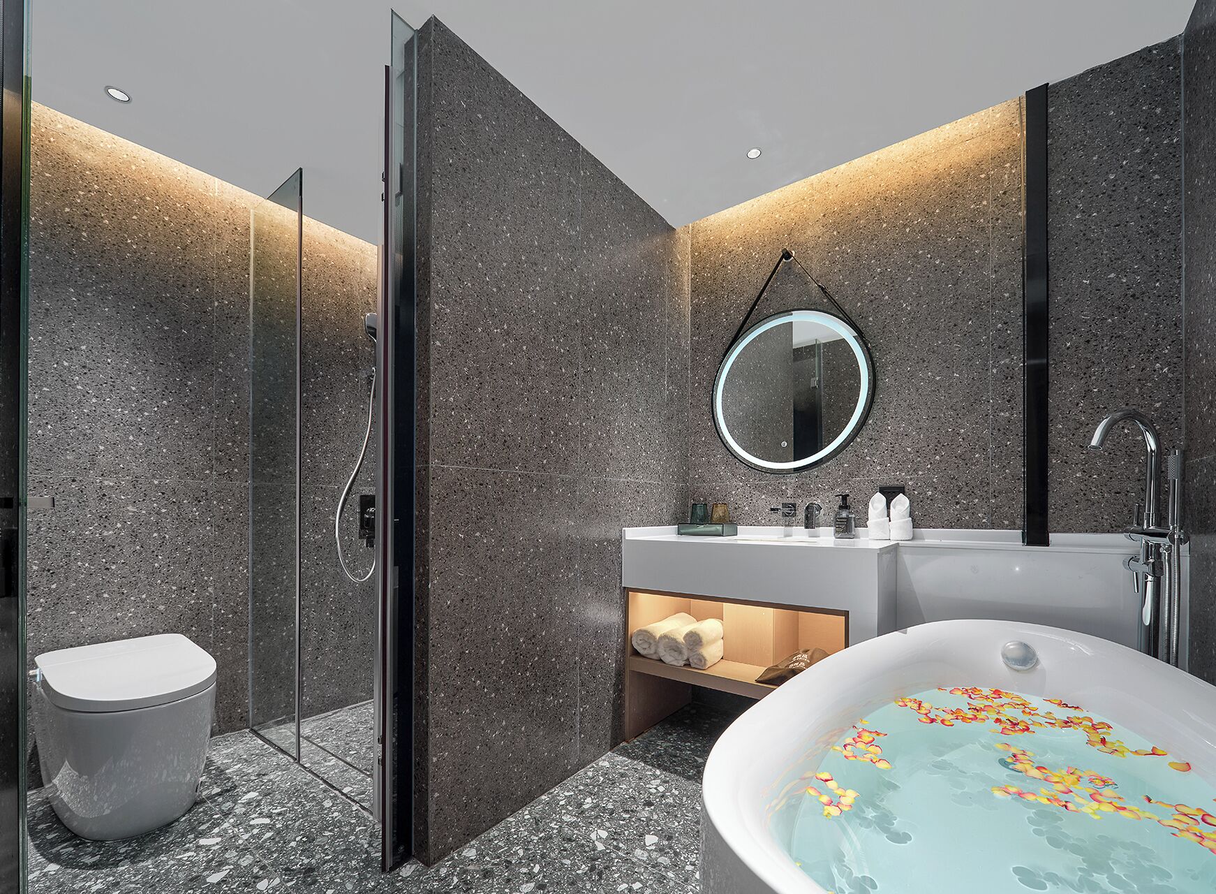 Romantisches Doppelzimmer | Badezimmer | Dusche, Haartrockner, Bademäntel, Hausschuhe