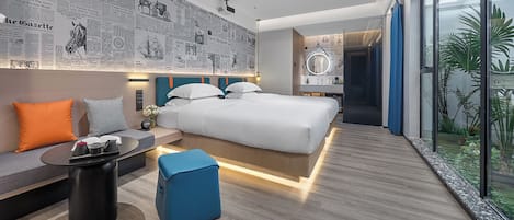 Habitación estándar con 2 camas individuales, varias camas | Artículos del minibar gratis y cortinas blackout