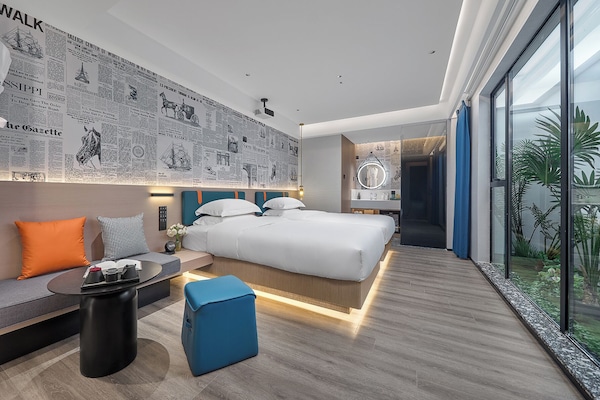 Minibar con artículos gratuitos y cortinas blackout