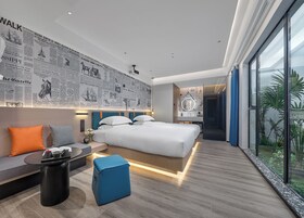 Minibar con artículos gratuitos y cortinas blackout 