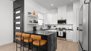 Køleskab, mikrobølgeovn, ovn, kogeplade