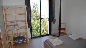 1 slaapkamer, een strijkplank/strijkijzer, beddengoed