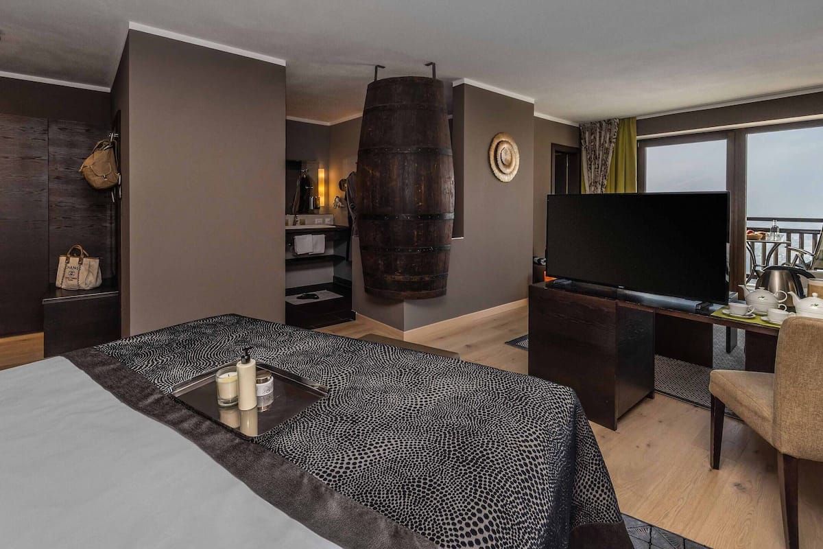 Suite, 2 Bedrooms, Balcony, Mountain View | Free WiFi