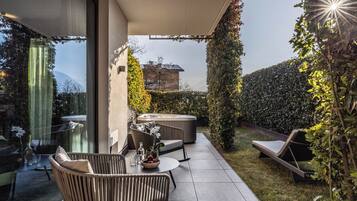 Suite, bain à remous, vue jardin | Bain à remous privé