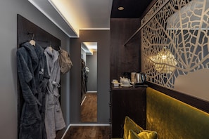 Suite, Air conditioning, Mountain View | Wardrobe