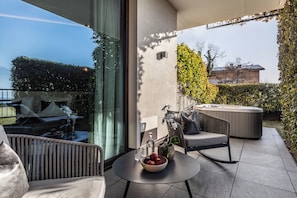 Suite, Hot Tub, Garden View | Private spa tub