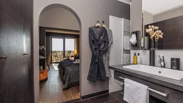 Doppelzimmer, Bergblick, Erdgeschoss | Badezimmer | Kostenlose Toilettenartikel, Haartrockner, Bademäntel, Hausschuhe