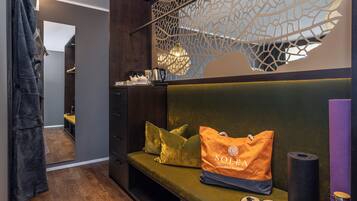 Suite, Air conditioning, Mountain View | Wardrobe