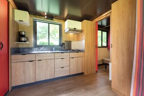 Casa de campo | Cocina privada | Placa de cocina, trona infantil y utensilios de cocina