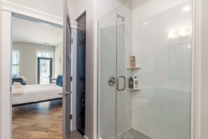 Een douche, een haardroger, handdoeken