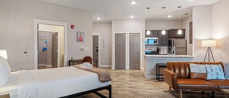 Desk, iron/ironing board, WiFi, bed sheets