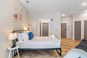 Een bureau, een strijkplank/strijkijzer, wifi, beddengoed