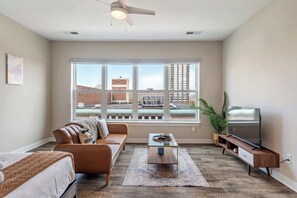 Televisión y oficina 