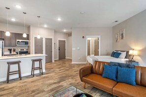 Desk, iron/ironing board, WiFi, bed sheets