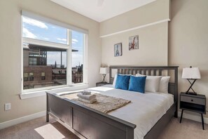 3 bedrooms, desk, iron/ironing board, WiFi