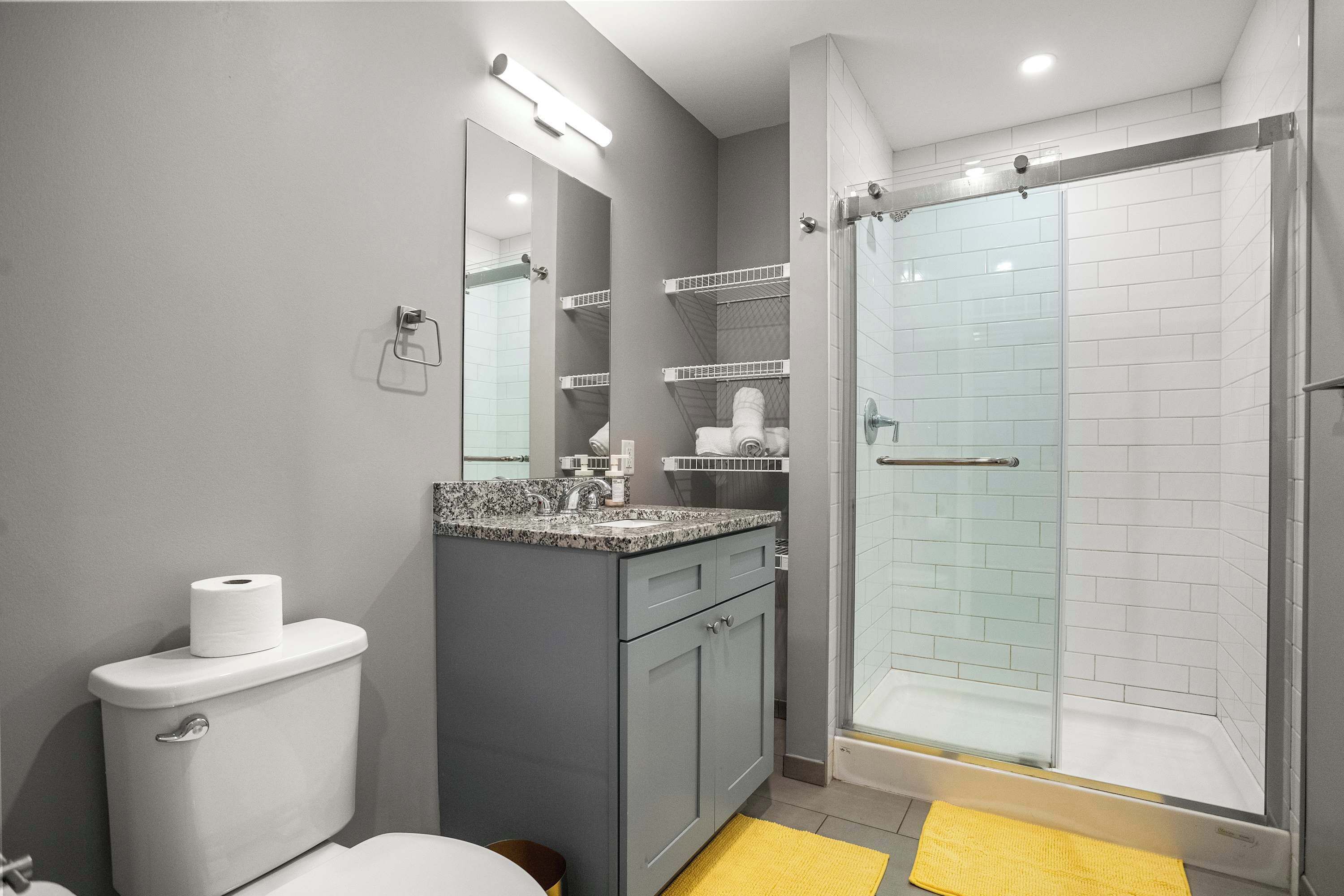 Dusj, hårføner og håndklær