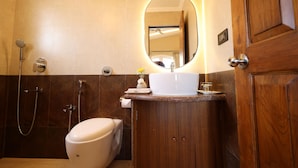 Une salle de bain avec des toilettes, un lavabo et une douche.
