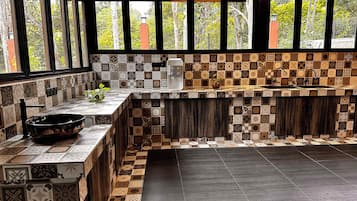 Fridge, cookware/dishes/utensils