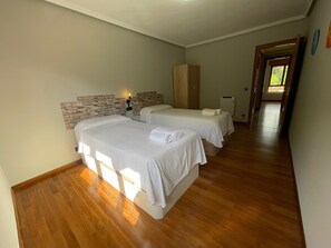 3 bedrooms, iron/ironing board, bed sheets