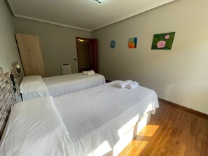 3 bedrooms, iron/ironing board, free WiFi, bed sheets
