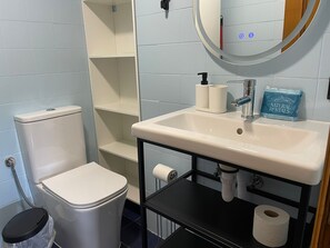 Hair dryer, bidet, towels, toilet paper