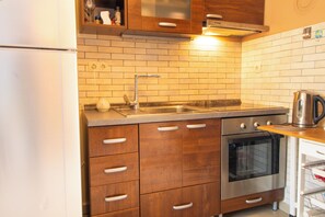 Oven, stovetop, coffee/tea maker, electric kettle