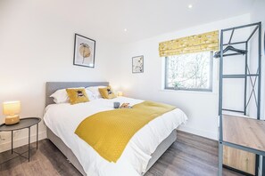 2 عدّة غرف نوم وسرير سفر وواي فاي وملاءات أسرّة