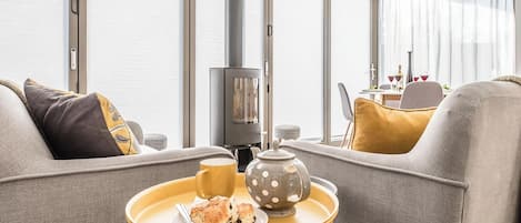 Televisión y chimenea