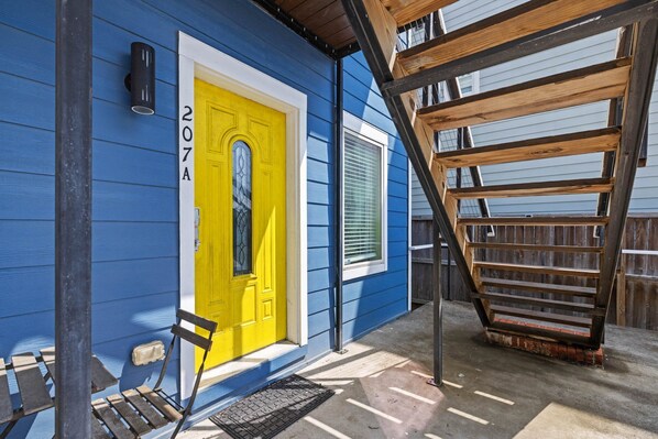 Exterior detail - Heights Flat Nr Downtown | Yard Pets | Desk WiFi (Houston)