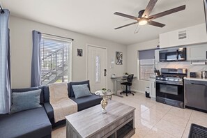 Smart TV, offices - Heights Flat Nr Downtown | Yard Pets | Desk WiFi (Houston)