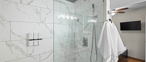 Haartrockner, Handtücher, Seife, Shampoo