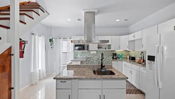 Kylskåp, mikrovågsugn, ugn och spishäll