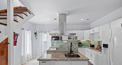 Near Downtown Heights Apt | Yard Terrace WiFi Desk