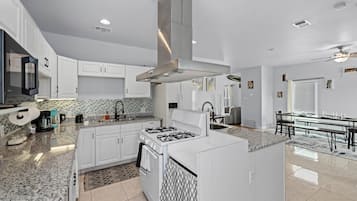 Kylskåp, mikrovågsugn, ugn och spishäll