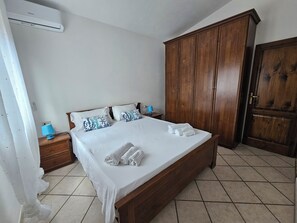 1 bedroom, bed sheets