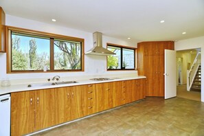 Fridge, microwave, oven, stovetop - Relaxing Rural Getaway – Near Kaiapoi Lakes, Room to Roam (Kaiapoi)