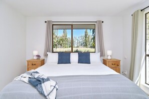 4 bedrooms, iron/ironing board, free WiFi, bed sheets