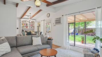 Smart TV, chimenea y oficina