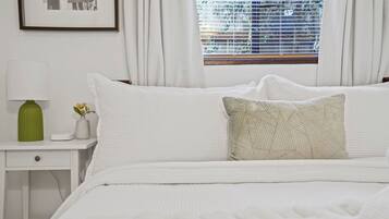 Tabla de planchar con plancha, wifi gratis y ropa de cama