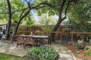 Outdoor dining - A charming well-locate home in central Davis (Davis)
