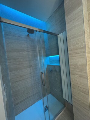 Jetted tub, hair dryer, bidet, towels