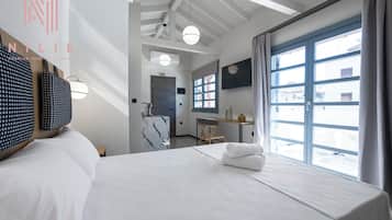 Panoramic Studio Suite, Balcony | Individually decorated, individually furnished, laptop workspace