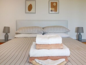 1 bedroom, individually decorated, individually furnished, free WiFi - The Lookout (Truro)
