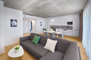 Penthouse exclusivo, 3 habitaciones, para no fumadores, vista a la ciudad | Área de sala de estar | Televisión LED de 60 cm con canales vía satélite 