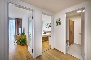 Apartemen Eksklusif, 1 kamar tidur, Bebas Asap Rokok, pemandangan halaman | Lemari pakaian